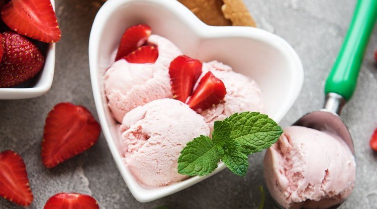 Bajeczne lody truskawkowe z 3 składników. W życiu nie sięgniesz już po kupne