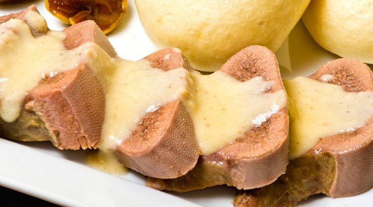 Jak zrobić miękkie i delikatne ozorki w sosie chrzanowym?