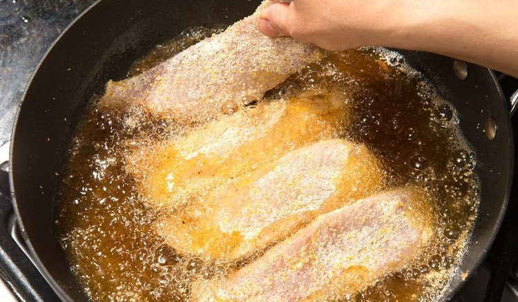 Jak usmażyć rybę, żeby nie miała nieprzyjemnego zapachu? Wyjaśniamy krok po kroku