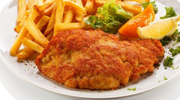 Kotlety schabowe po lubelsku są delikatniejsze niż klasyczne. Sekret smaku? Panierka