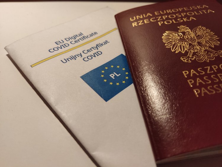 Ważność certyfikatów covidowych skrócona. Zmiany już od 1 lutego