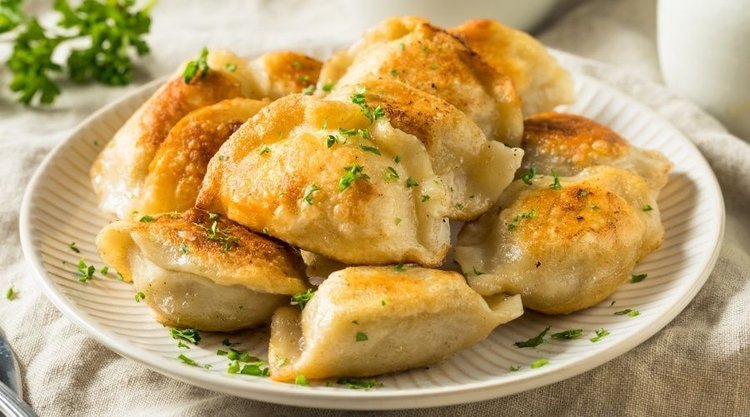 Obłędne pierogi z kaszą, twarogiem i miętą. Zdradzamy staropolski przepis na obiad