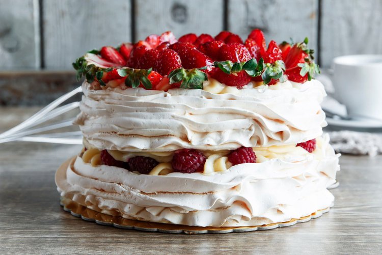 Lekki i elegancki tort bezowy - najprostszy przepis, który cię oczaruje