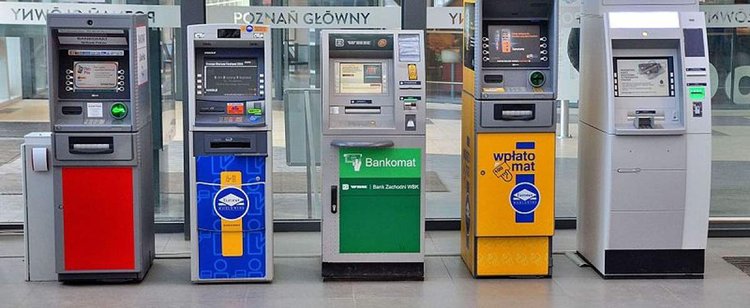 Możesz mieć problem z wypłatą pieniędzy z bankomatów. Jedna spółka zmienia zasady