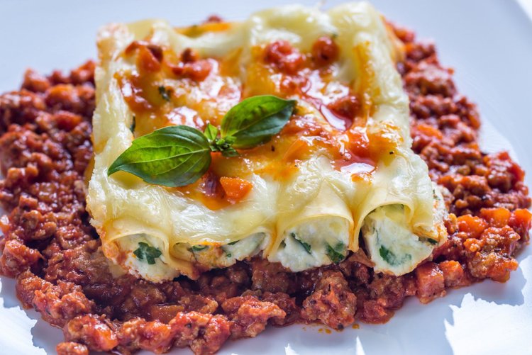 Włoskie cannelloni z farszem z mięsa mielonego, szybki przepis