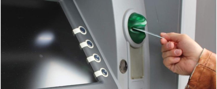 Popularny bank zmienia cennik i podnosi opłaty. O darmowym bankomacie możesz zapomnieć