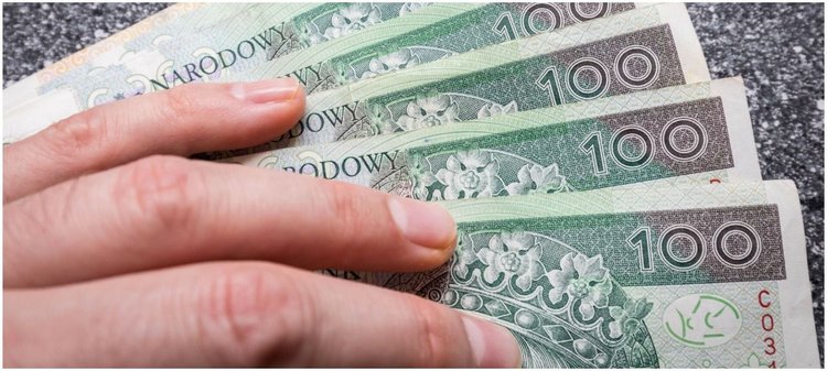 300 plus już działa, w urzędach zbierają wnioski. Im szybciej złożysz, tym szybciej wypłacą pieniądze