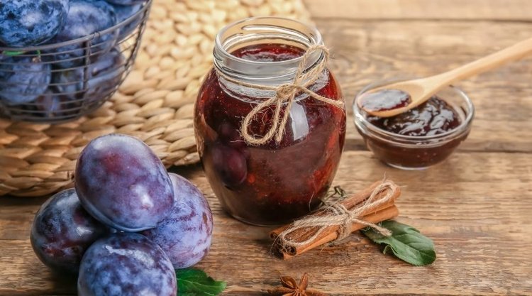 Jak przygotować aromatyczną konfiturę śliwkową?