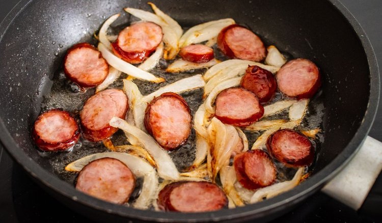 Wyśmienita kiełbasa smażona z cebulą. 2 niecodzienne dodatki wzbogacają jej smak