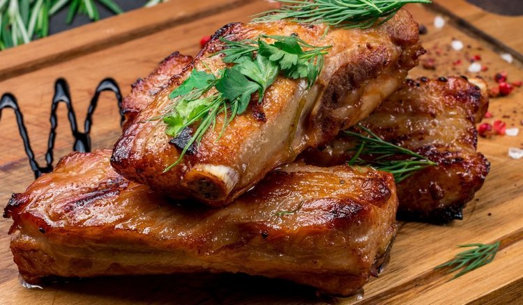 Najdelikatniejsze żeberka w miodzie, mięso samo odchodzi od kości. Sekretem jest rękaw do pieczenia