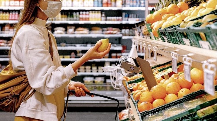 Kiedy zdejmiemy maseczki w marketach?