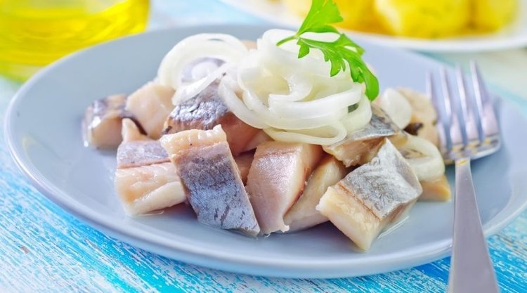 Jak zrobić marynowane śledzie bez octu?