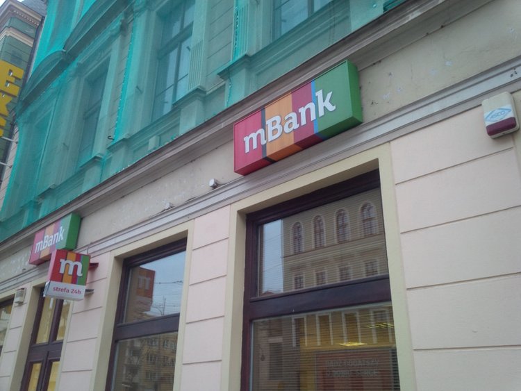 Uważaj na oszustów podających się za pracowników banku lub doradców inwestycyjnych w kryptowaluty. mBank ostrzega klientów