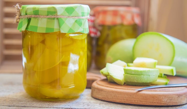 Cukinia a'la ananas według przepisu siostry Anastazji. Niezawodny przepis na pyszny smakołyk