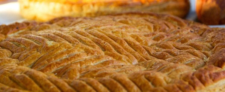 Ciasto Trzech Króli, czyli wypiek z niespodzianką. Przygotowuje się je tylko na 6 stycznia