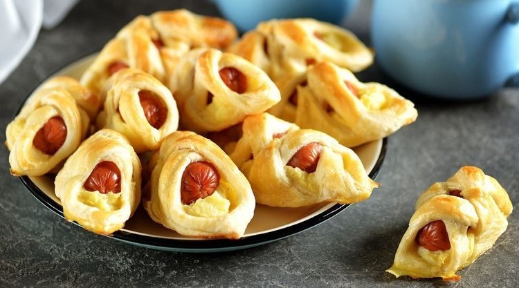 Idealna przekąska na Sylwestra - parówki zapiekane w cieście francuskim