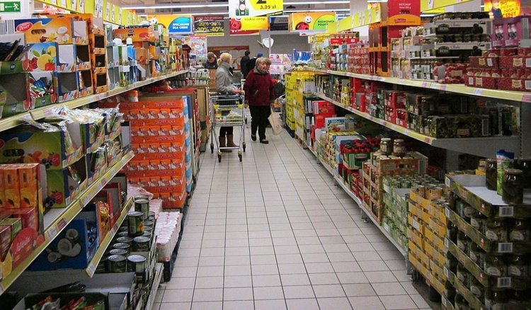 Biedronka otwiera część sklepów w niedzielę. Pracownicy zapowiadają bunt 