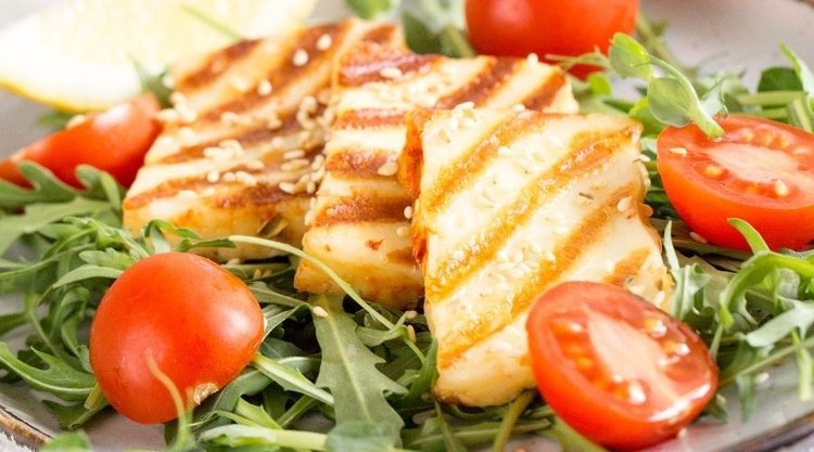 Jak podawać ser halloumi? Przysmak cieszy się coraz większą popularnością