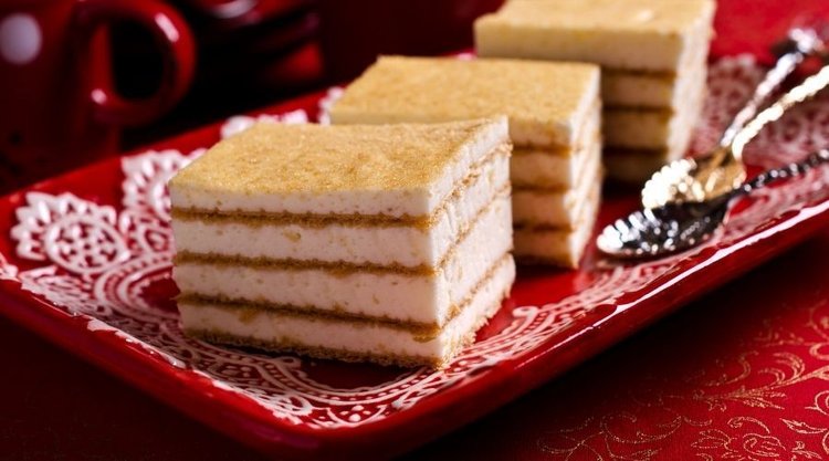 Kremowe ciasto bez pieczenia o krówkowo-śmietanowym smaku