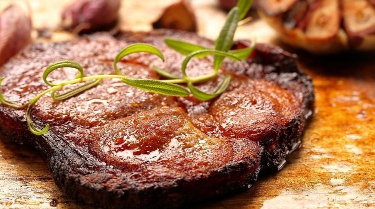 Karkówka na grilla w marynacie z musztardy i miodu. Idealny specjał na weekendowe grillowanie
