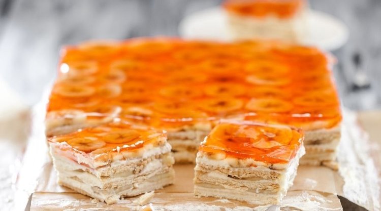 Cudowne ciasto z galaretką i bananami bez pieczenia