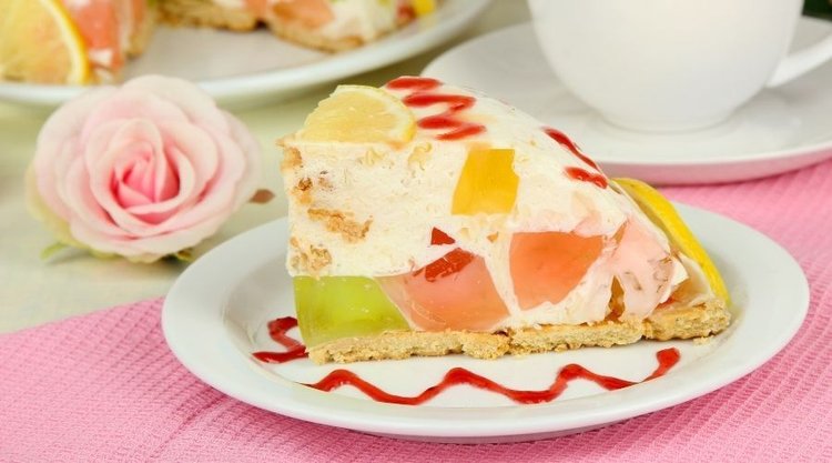 Banalnie proste ciasto bez pieczenia z mascarpone i galaretkami. Hit wśród deserów