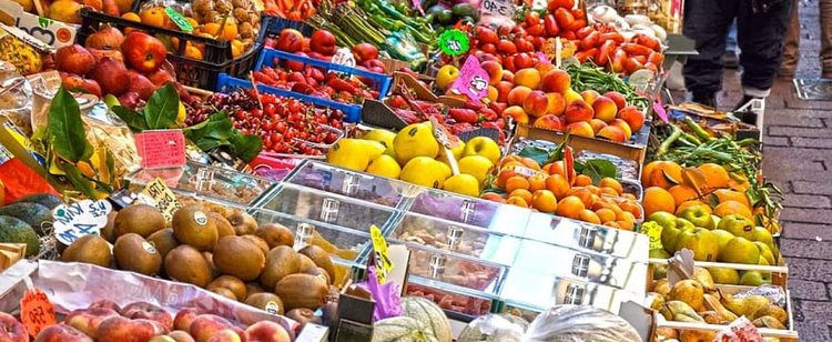 Dwa razy zastanów się przed zakupami na bazarach. Jedzenie leży w zatrważających warunkach