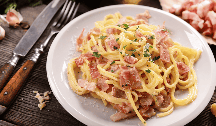 Carbonara w bezmięsnej wersji z chrupiącą ciecierzycą. Wege przysmak zachwyci nawet mięsożerców
