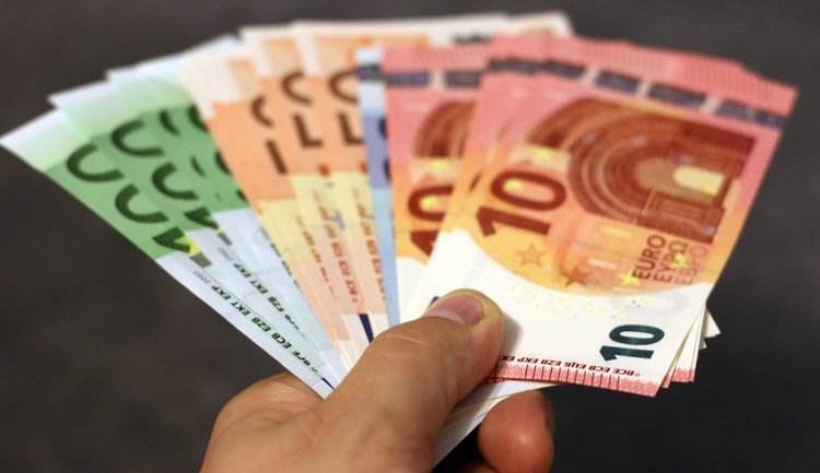 Jak naliczać 40, 70, 100 euro rekompensaty za opóźnienie w płatności?