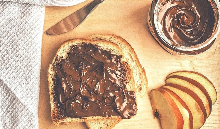 Prosty i szybki krem z masła orzechowego i kakao. Pasuje do kanapek, naleśników, ciast i wielu innych