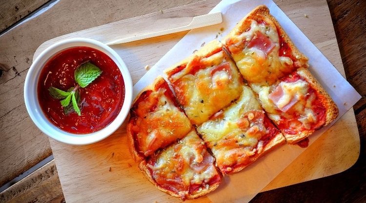 Obłędnie pyszne tosty à la pizza - ideał na kolacje