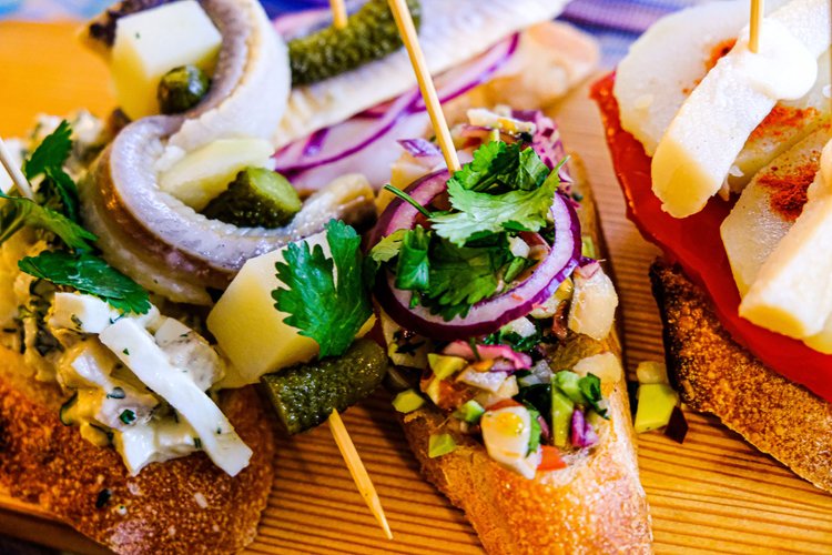 Kanapeczki ze śledziem podałem jak polskie tapas. Goście przecierali oczy