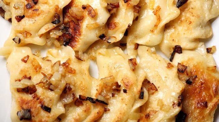 Prosty przepis na pierogi ruskie bez lepienia. Szybki i tani obiad