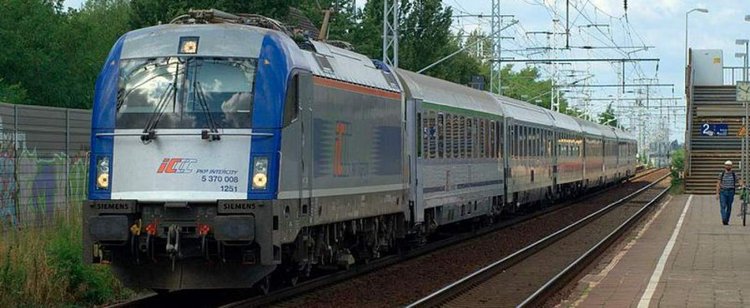 Minister Adamczyk tłumaczy podwyżki cen biletów. W tle dyskusja o konkurencji