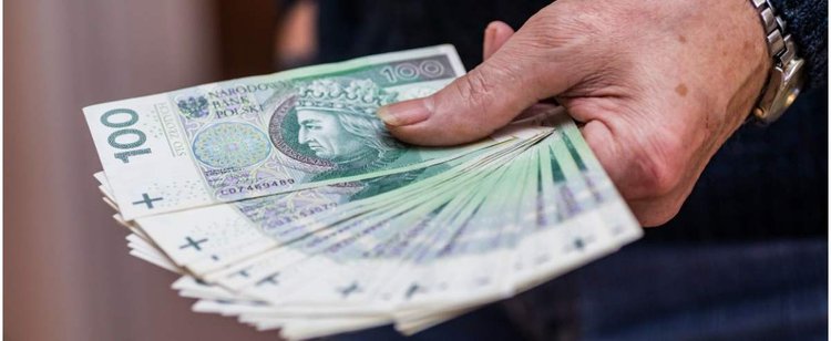 Trzynasta emerytura już przelewana na konta. Część już dostała pieniądze