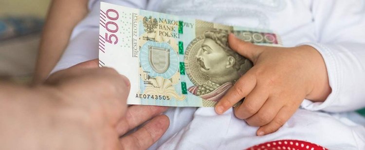 Będą dodatkowe zasiłki dla rodziców. Ale nie wszyscy będą mogli z nich skorzystać
