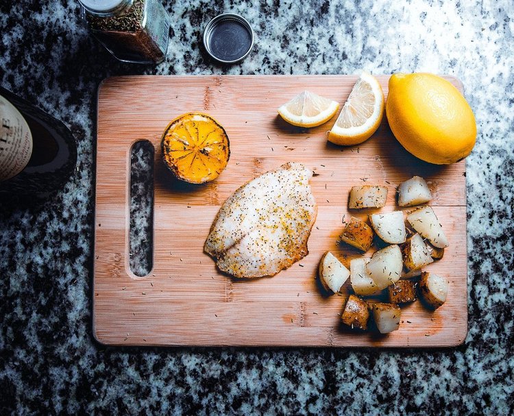 Aromatyczna ryba pieczona w piekarniku z ziemniakami, rozmarynem i cytryną