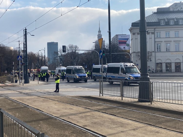 W Warszawie trwa marsz poparcia dla Ukrainy. Tłumy idą przez centrum stolicy
