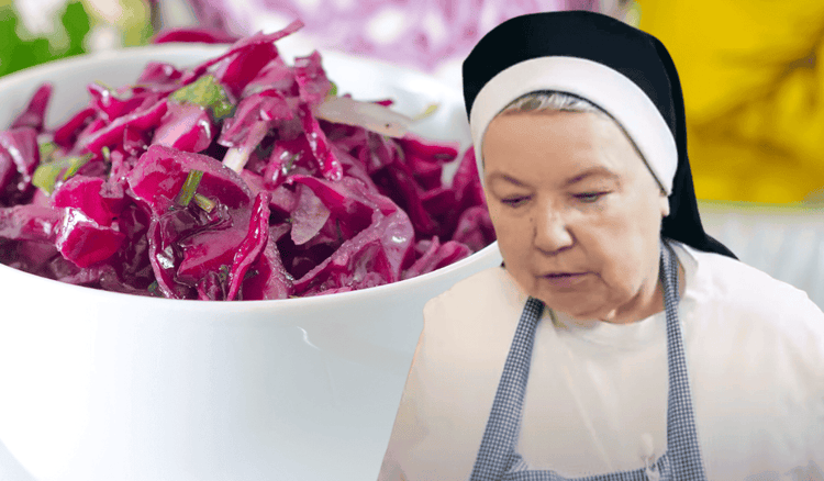 Siostra Anastazja robi sałatkę z czerwonej kapusty na zimę. Mamy przepis