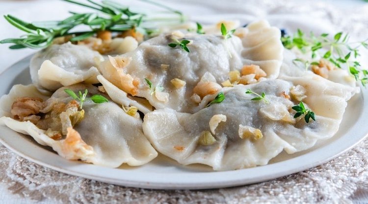 Świąteczne pierogi ze słodką kapustą i suszonymi grzybami 