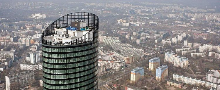 Sky Tower idzie na sprzedaż. "Wieża Czarneckiego" ma burzliwą historię