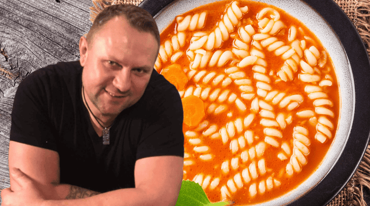 Wyborna zupa pomidorowa Tomasza Strzelczyka. Podaje ją z uwielbianym mięsem