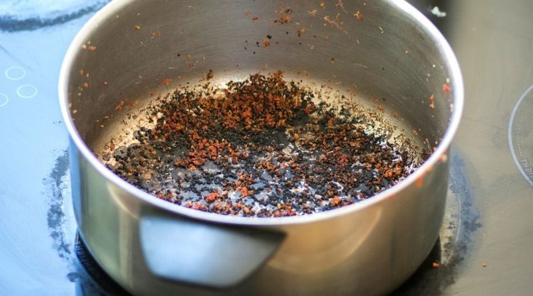 Żadne drogie środki chemiczne. Przypalony garnek wyczyścisz na błysk tanim produktem