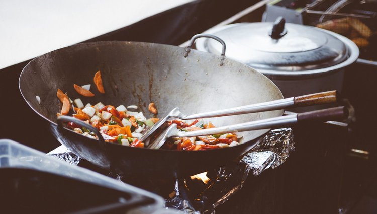 Makaron stir-fry z kurczakiem, brokułami i marchewką