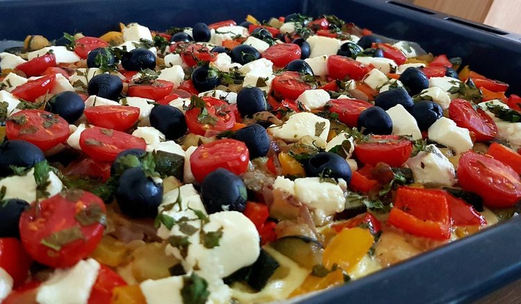 Zapiekanka warzywna z serem feta. Szybkie danie w greckim stylu