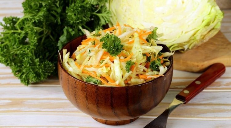Kwaśna i wyrazista niczym w restauracji surówka z kapusty