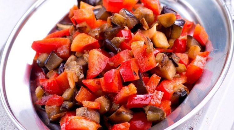 Cudowna sałatka paprykowo-pieczarkowa w słoikach na zimę