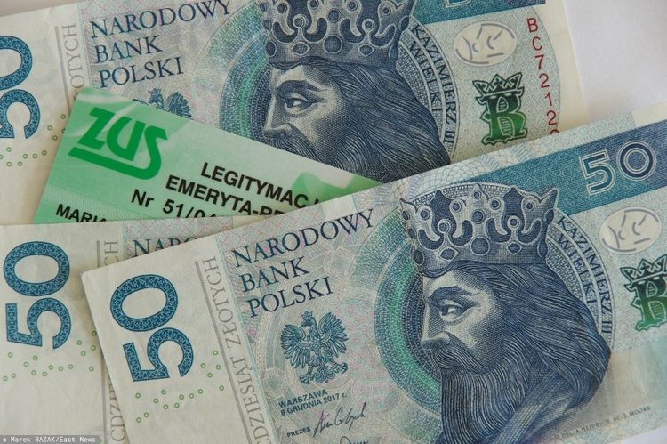 ZUS przelał dodatkowe pieniądze na konta emerytów. Wyjaśniamy jak sprawdzić aktualny stan konta