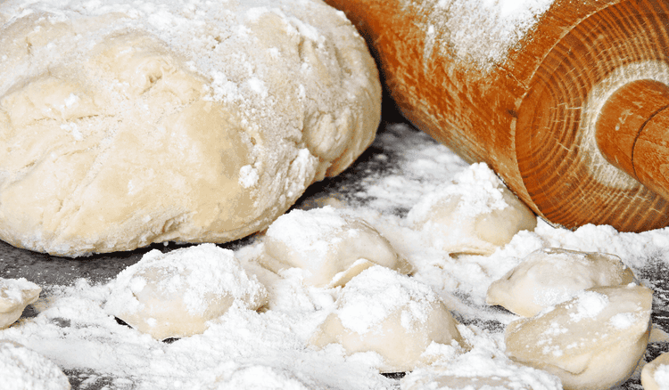 Wlej do ciasta na pierogi razem z wodą. Wyjdzie miękkie i elastyczne