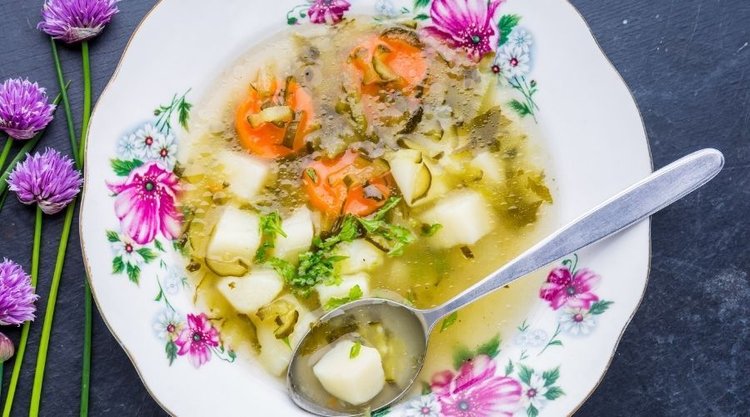 Pyszna zupa ogórkowa z przepisu Kuronia